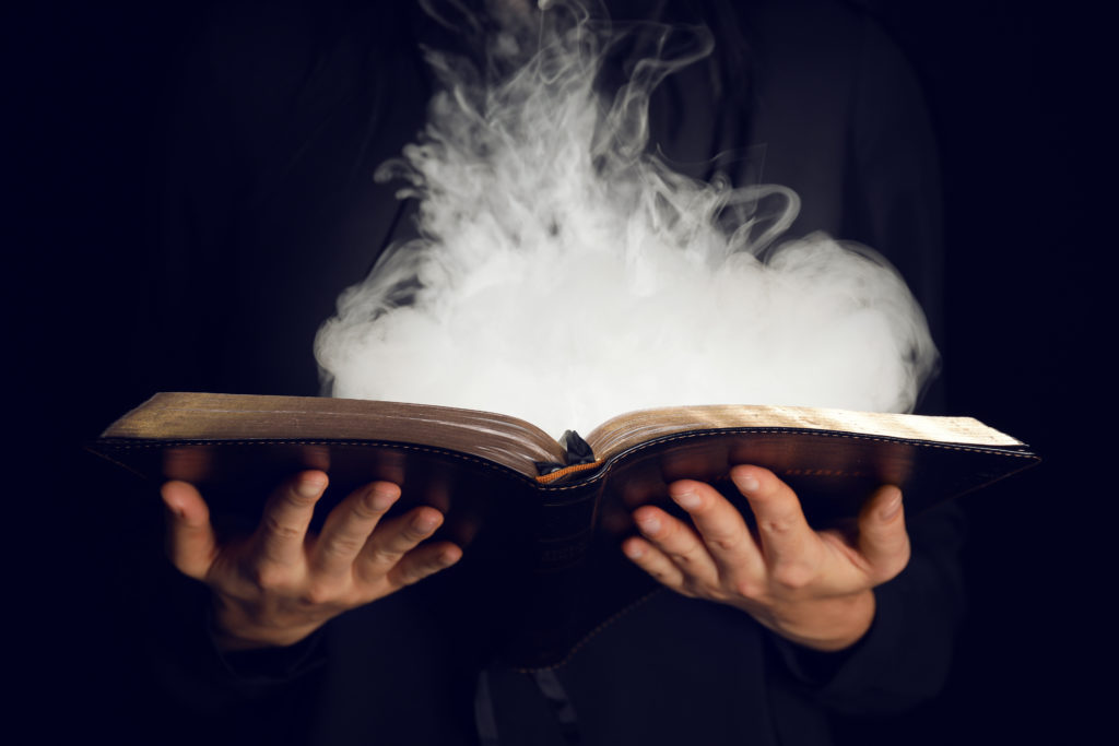 Ein Magier öffnet ein Buch mit dem Conversionzauber
